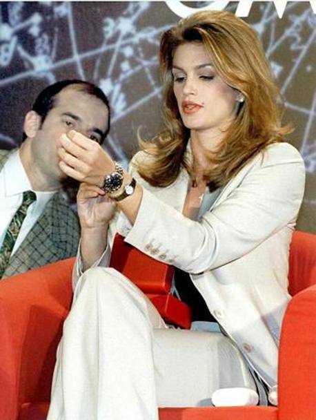Cindy Crawford nel 1997 indossa un orologio “Omega” di cui sara&#39; la nuova testimonial. Ansa